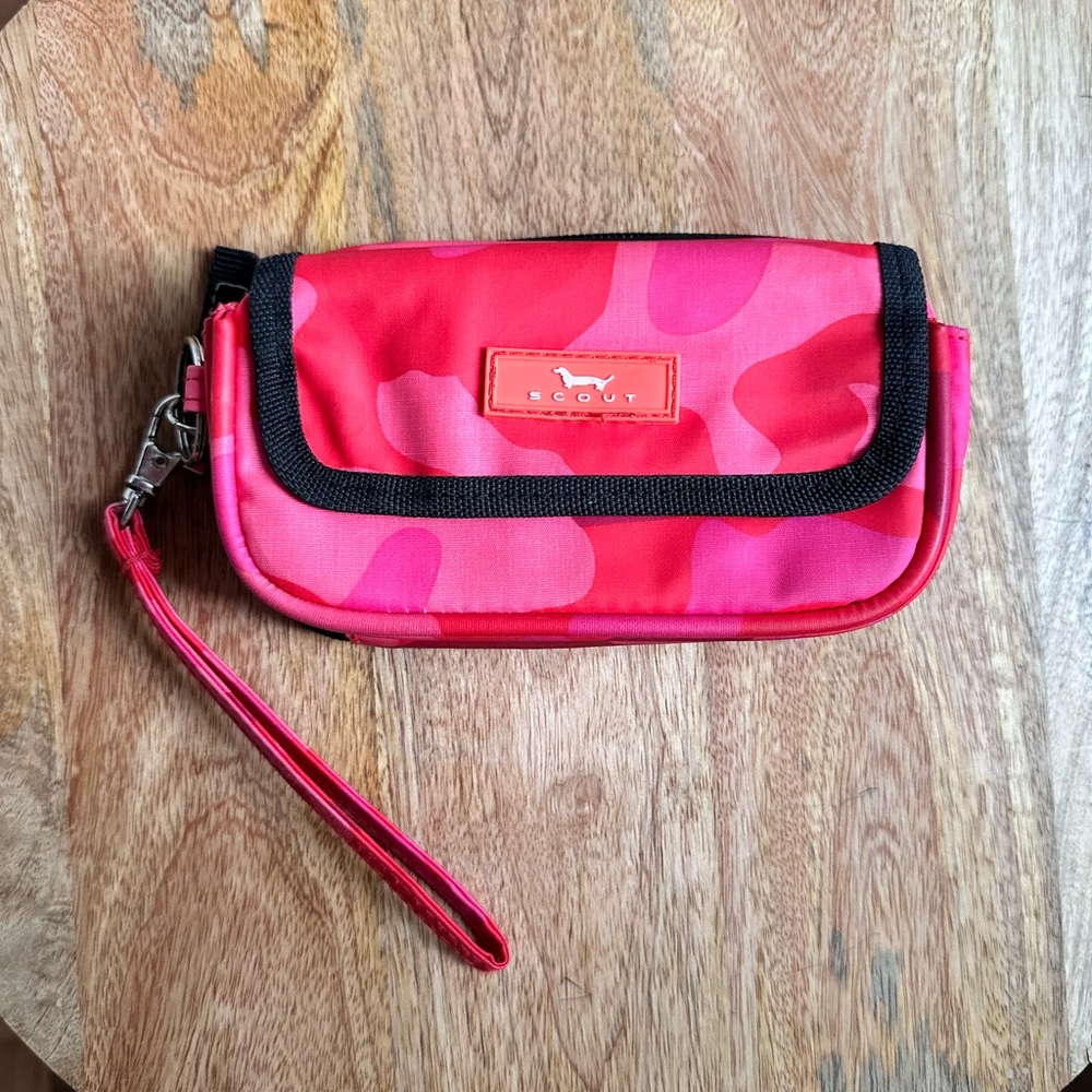 Scout All Purpose Wristlet in Pink & Red Camo